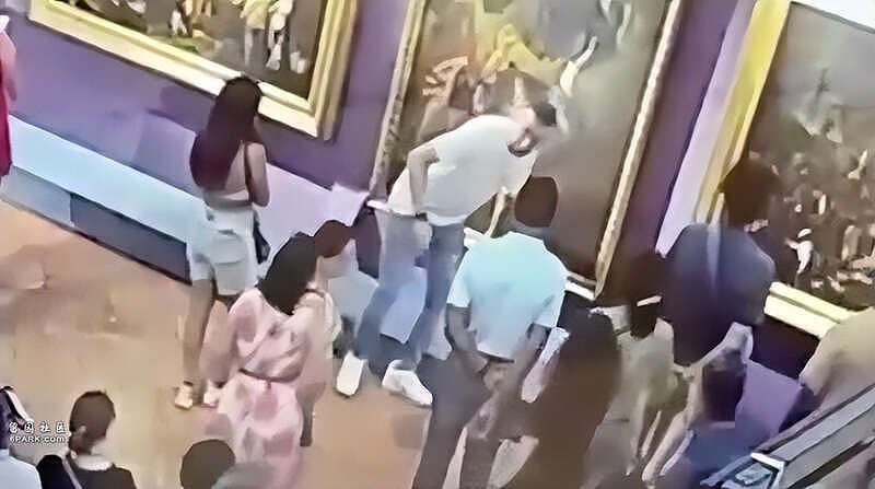 自拍惹祸！游客撞破意大利18世纪名画，美术馆报警（组图） - 2