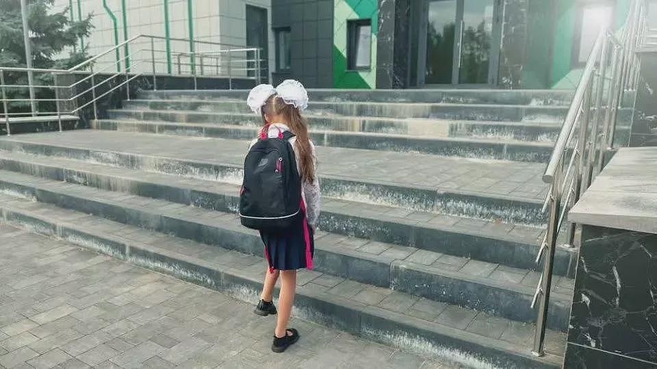 9岁女孩,遭遇一场“看不见的霸凌”之后(组图) - 1