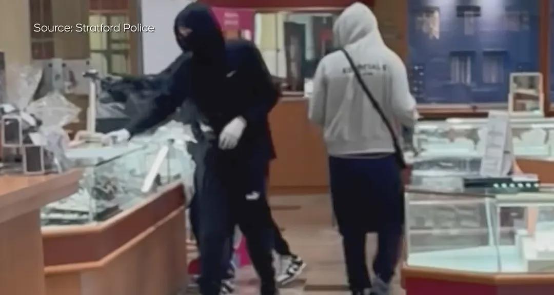 太嚣张！蒙面人大锤打砸加拿大珠宝店，名表瞬间被扫空！18个月被抢4次，银行被挖出大洞（视频/组图） - 5