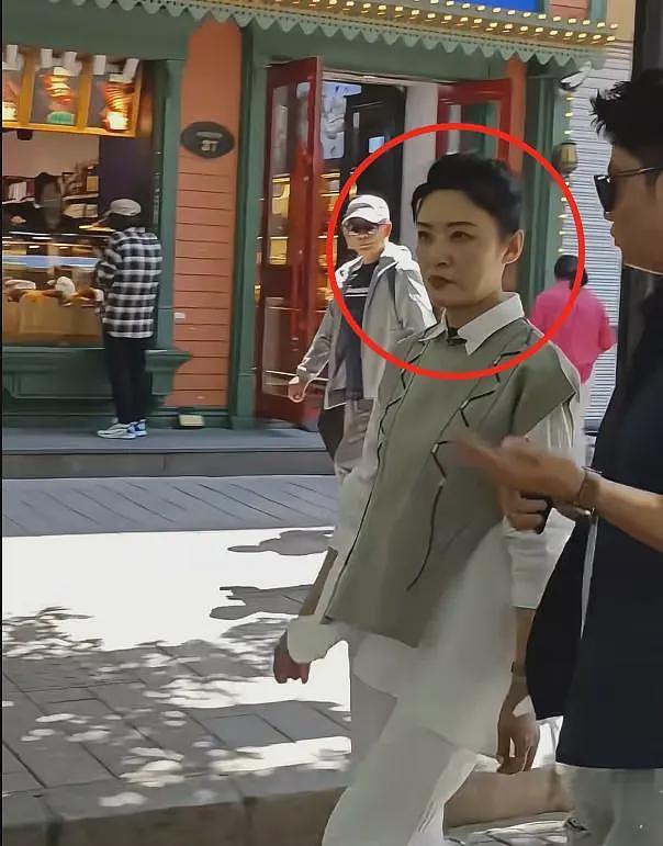 央视主持周涛近照流出，面相凶狠眼神犀利，网友：亲和感哪去了？（组图） - 11