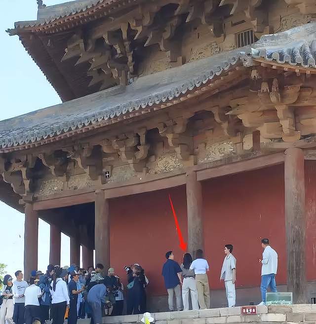 明星又搞特殊？韩雪打卡古建筑使用强光灯，董宇辉印小天也曾被骂（组图） - 15