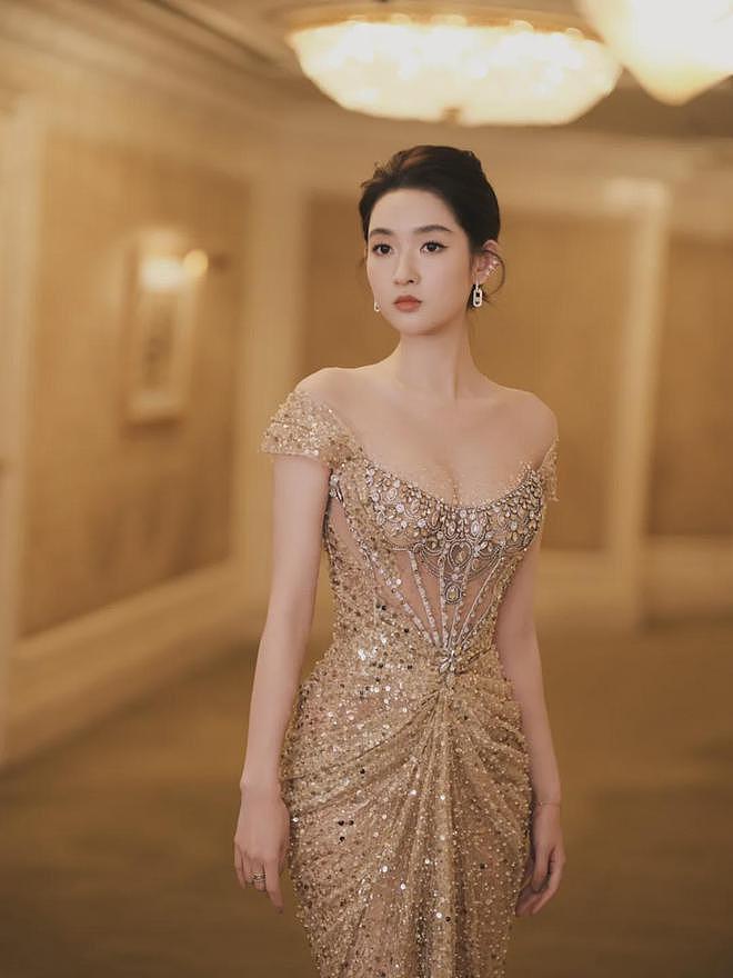 【美女】她真空穿深V鱼尾裙,低胸迷人曲线,酥胸半露,尽显女神范儿(组图) - 2