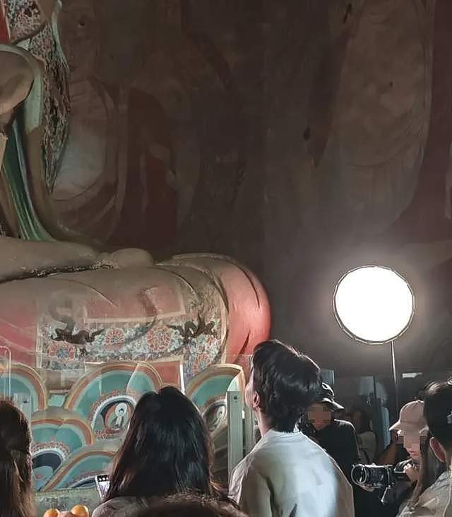 明星又搞特殊？韩雪打卡古建筑使用强光灯，董宇辉印小天也曾被骂（组图） - 14