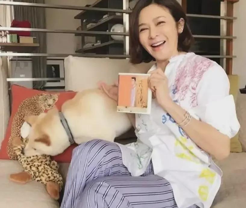 62岁关之琳近况:房子很大钱很多,以狗为伴,弟弟是她晚年的依靠(组图) - 9