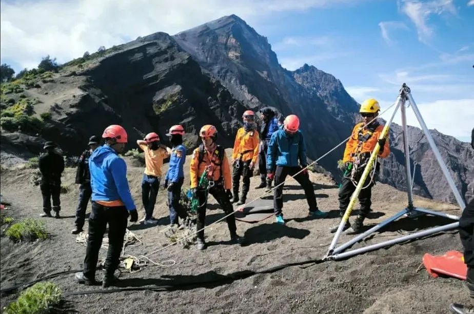 女子坠落印尼活火山！本来还活着，救援各种摸鱼，四天后悲剧了...（组图） - 5