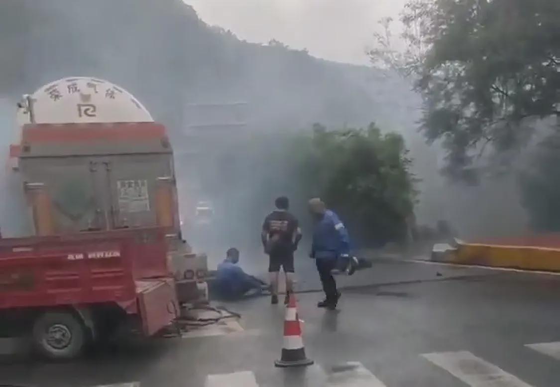 一车辆爆胎致1死2伤，监控显示有人被直接弹飞在地（组图） - 2