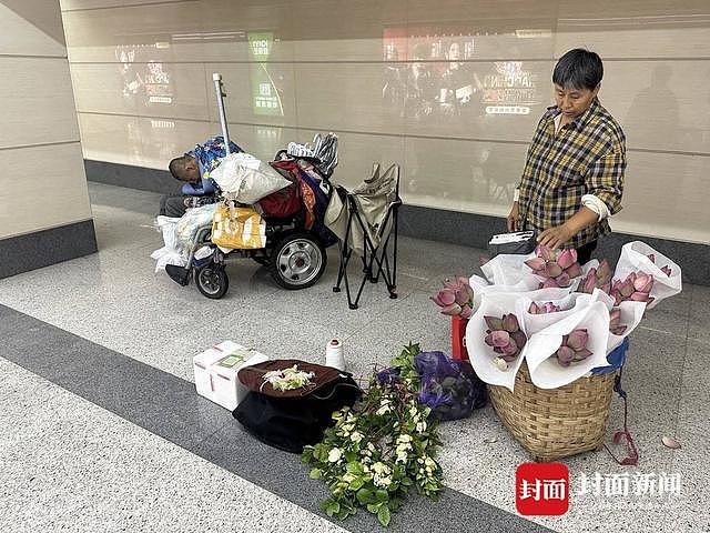 成都“栀子花娘娘”带脑瘫儿摆地摊感动全网,有人专程坐地铁来买花(组图) - 3