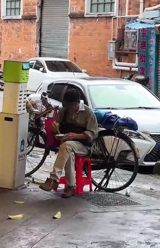 广东一饭店白米饭免费，老人每天打一碗米饭配酱油吃，店主：只要营业，就一直提供（组图） - 3