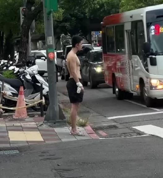 狄莺儿子孙安佐疑似嗑药失控：穿拖鞋精神涣散，在街头行为异常（组图） - 1