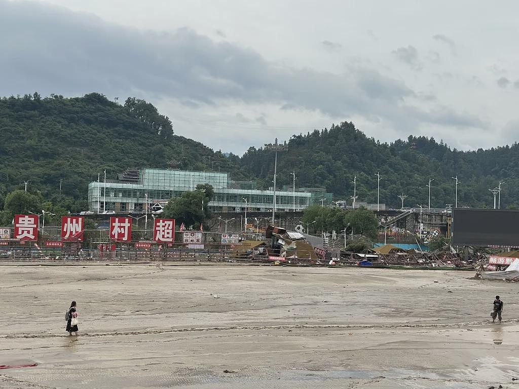 实拍洪水过后的贵州榕江:“村超”球场积满淤泥(组图) - 2