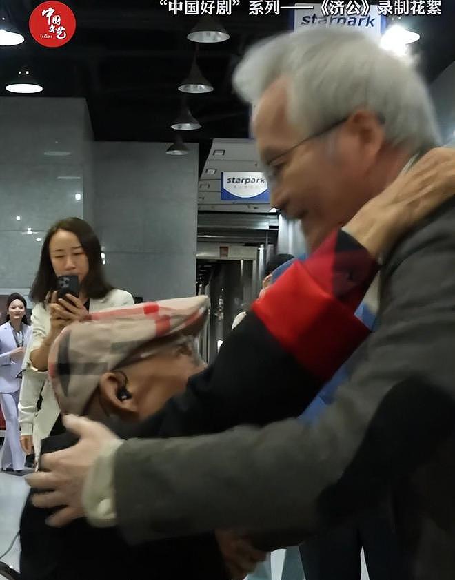 “济公”游本昌和孙女罕露面，全程坐轮椅还吸氧，脸颊凹陷引担忧（组图） - 3