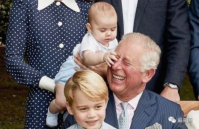 牙膏必须1英寸、浴缸水位需精准？查尔斯难伺候到“离谱”，却心甘情愿被孙子当玩具抠眼睛（组图） - 35