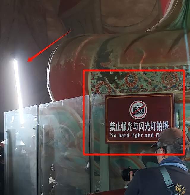 明星又搞特殊？韩雪打卡古建筑使用强光灯，董宇辉印小天也曾被骂（组图） - 8