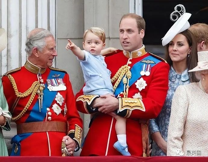 牙膏必须1英寸、浴缸水位需精准？查尔斯难伺候到“离谱”，却心甘情愿被孙子当玩具抠眼睛（组图） - 28