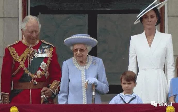 牙膏必须1英寸、浴缸水位需精准？查尔斯难伺候到“离谱”，却心甘情愿被孙子当玩具抠眼睛（组图） - 17