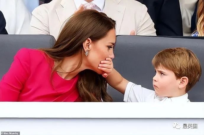牙膏必须1英寸、浴缸水位需精准？查尔斯难伺候到“离谱”，却心甘情愿被孙子当玩具抠眼睛（组图） - 18