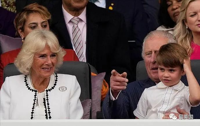 牙膏必须1英寸、浴缸水位需精准？查尔斯难伺候到“离谱”，却心甘情愿被孙子当玩具抠眼睛（组图） - 21