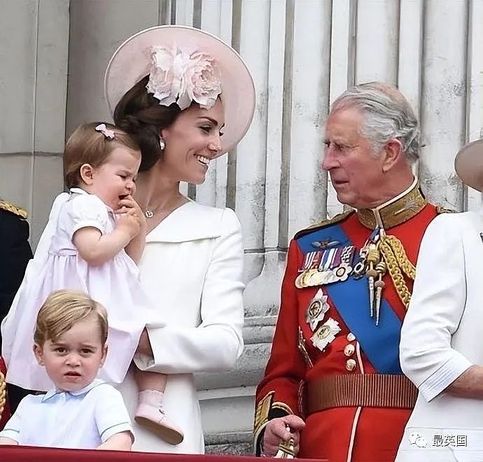 牙膏必须1英寸、浴缸水位需精准？查尔斯难伺候到“离谱”，却心甘情愿被孙子当玩具抠眼睛（组图） - 29