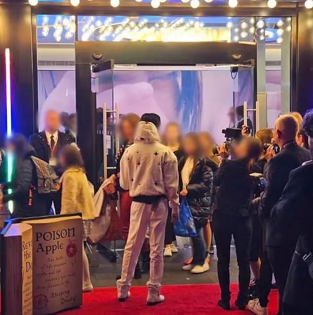法国游乐场惊现童婚婚礼现场,新郎22岁“新娘“9岁,男方还被曝是有案底恋童癖(组图) - 12