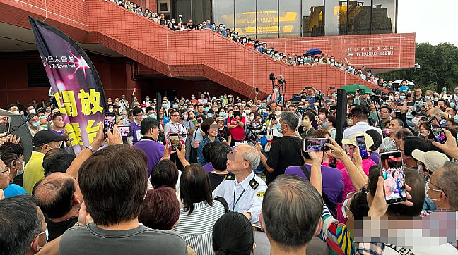 分房7年不让同床！挣钱太少窝囊至极，结婚8年在家不敢出声，今一夜爆红找回尊严？（组图） - 18