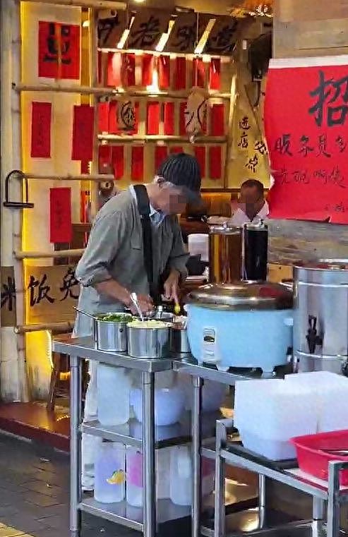 广东一饭店白米饭免费，老人每天打一碗米饭配酱油吃，店主：只要营业，就一直提供（组图） - 1