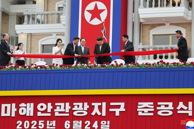 朝鲜元山海滨度假村落成，金正恩携女儿出席盛大仪式（组图） - 1