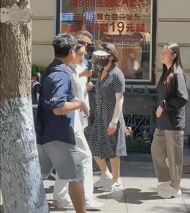 央视主持周涛近照流出，面相凶狠眼神犀利，网友：亲和感哪去了？（组图） - 14