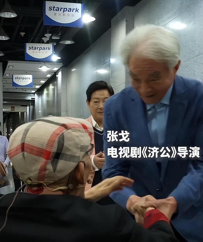“济公”游本昌和孙女罕露面，全程坐轮椅还吸氧，脸颊凹陷引担忧（组图） - 2