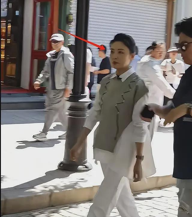 央视主持周涛近照流出，面相凶狠眼神犀利，网友：亲和感哪去了？（组图） - 10