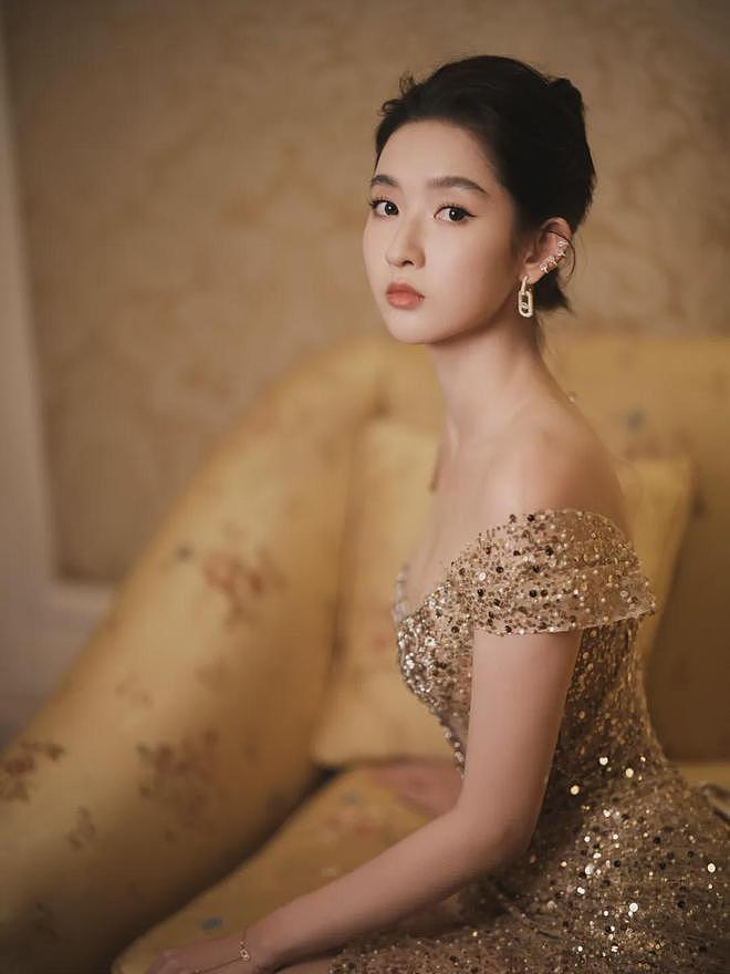 【美女】她真空穿深V鱼尾裙,低胸迷人曲线,酥胸半露,尽显女神范儿(组图) - 7