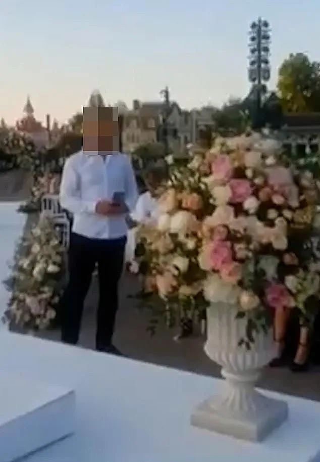 法国游乐场惊现童婚婚礼现场,新郎22岁“新娘“9岁,男方还被曝是有案底恋童癖(组图) - 8