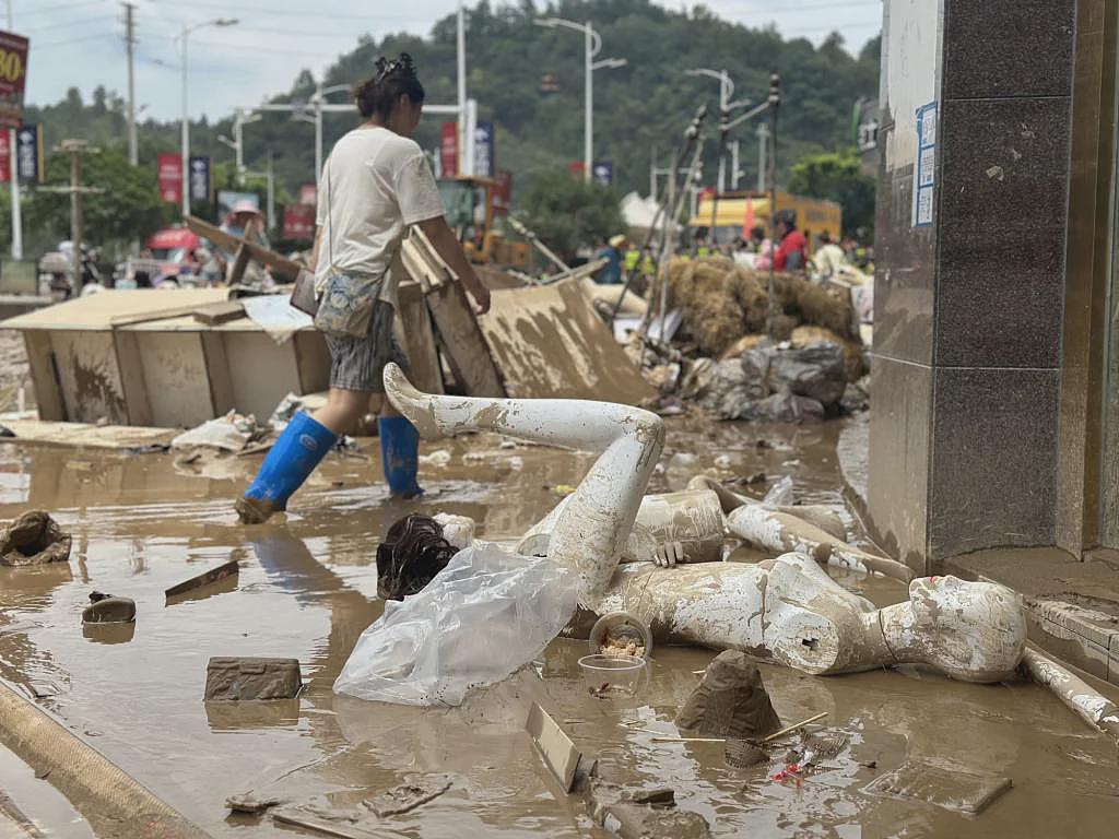 探访贵州榕江最大商场：洪水倒灌负一楼，仍需一两天才能抽完（组图） - 1