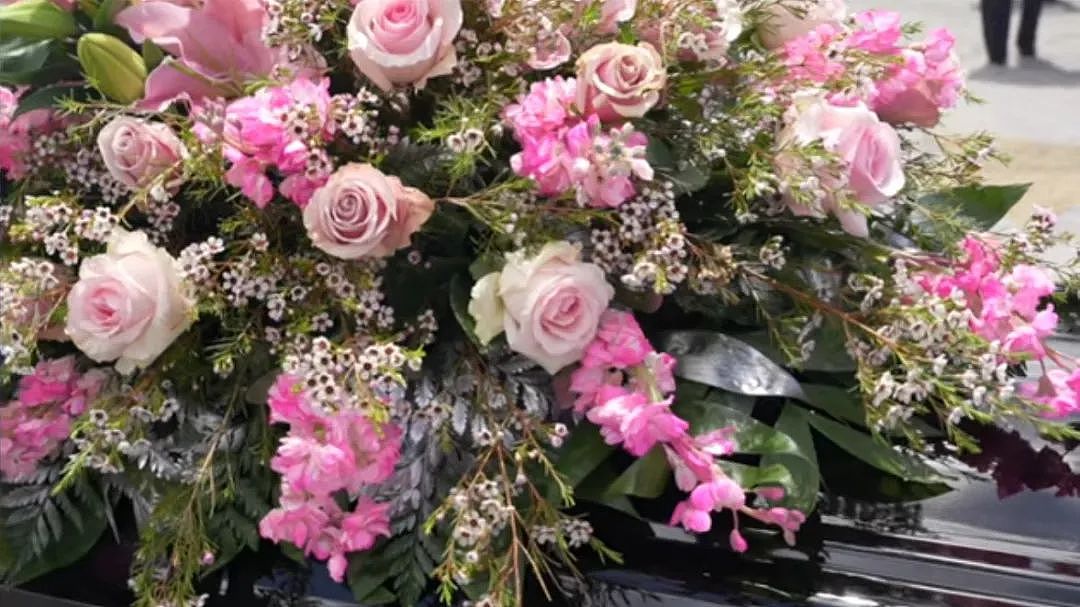 真人芭比去世,葬礼依旧做芭比?死后仍一身粉,躺进“娃娃盒”…(组图) - 6