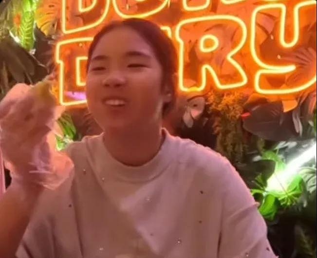 黄奕母女在马来西亚吃榴莲自助,12岁黄芊玲个子很高,但颜值一般(组图) - 3