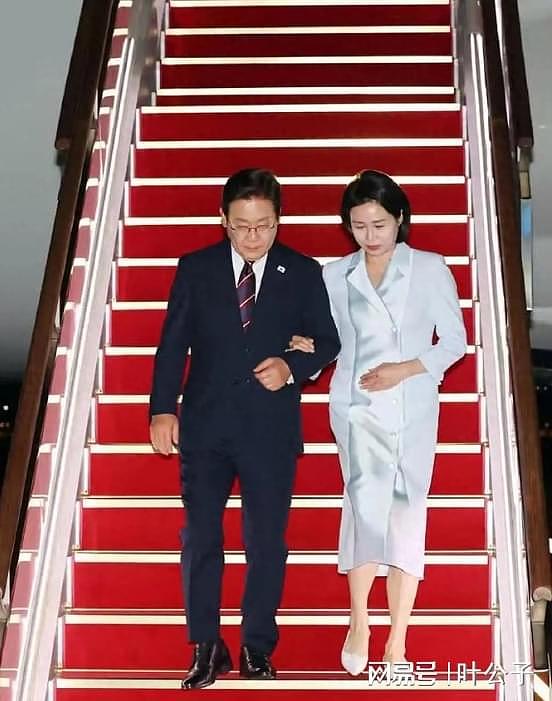李在明携夫人参加G7峰会,金惠景穿韩服好惊艳,比金建希顺眼太多(组图) - 1
