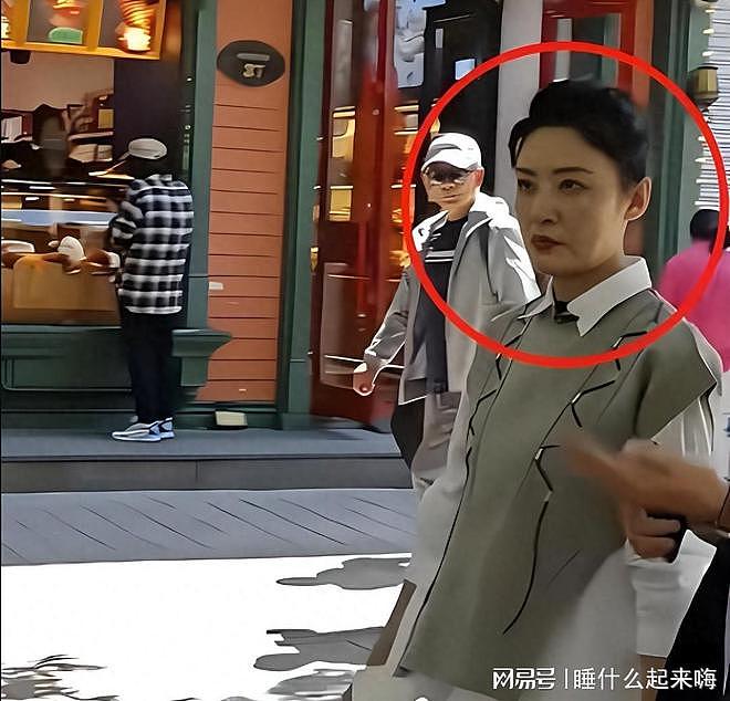 央视主持周涛近照流出，面相凶狠眼神犀利，网友：亲和感哪去了？（组图） - 1