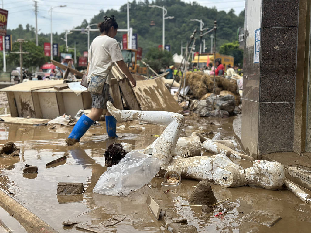 探访贵州榕江最大商场:一片狼藉,洪水倒灌负一楼(组图) - 1