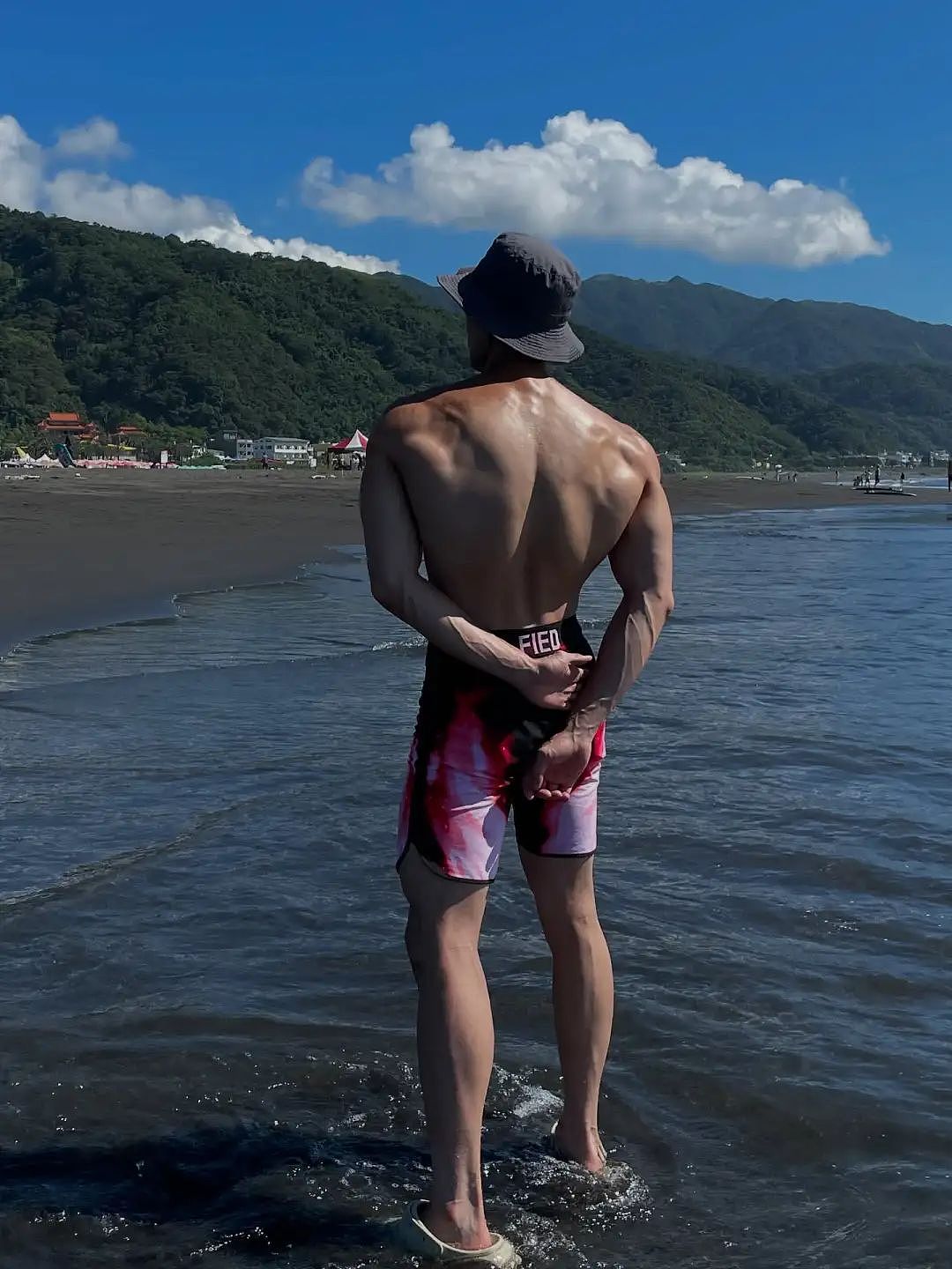 【帅哥】22岁台湾健身模特，炸裂南瓜肩拉丝胸大肌，这肉体谁扛得住（组图） - 14