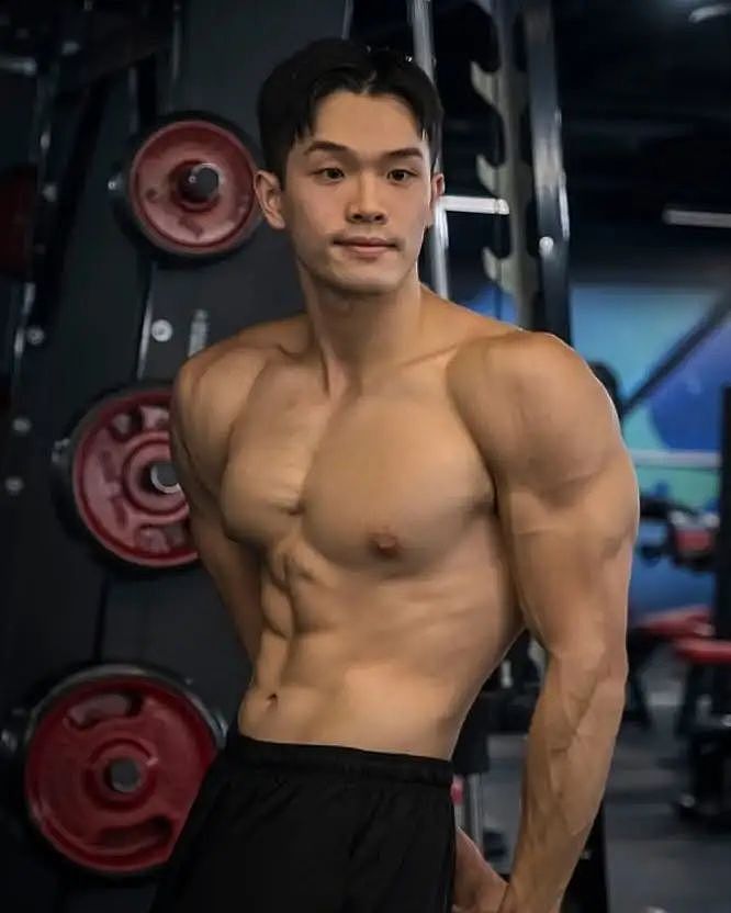 【帅哥】22岁台湾健身模特，炸裂南瓜肩拉丝胸大肌，这肉体谁扛得住（组图） - 5
