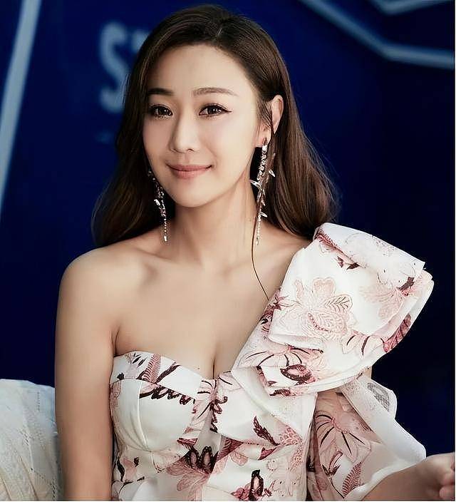 TVB知名女星36岁生日，包豪华游艇开海上派对，满屏都是大长腿（组图） - 1