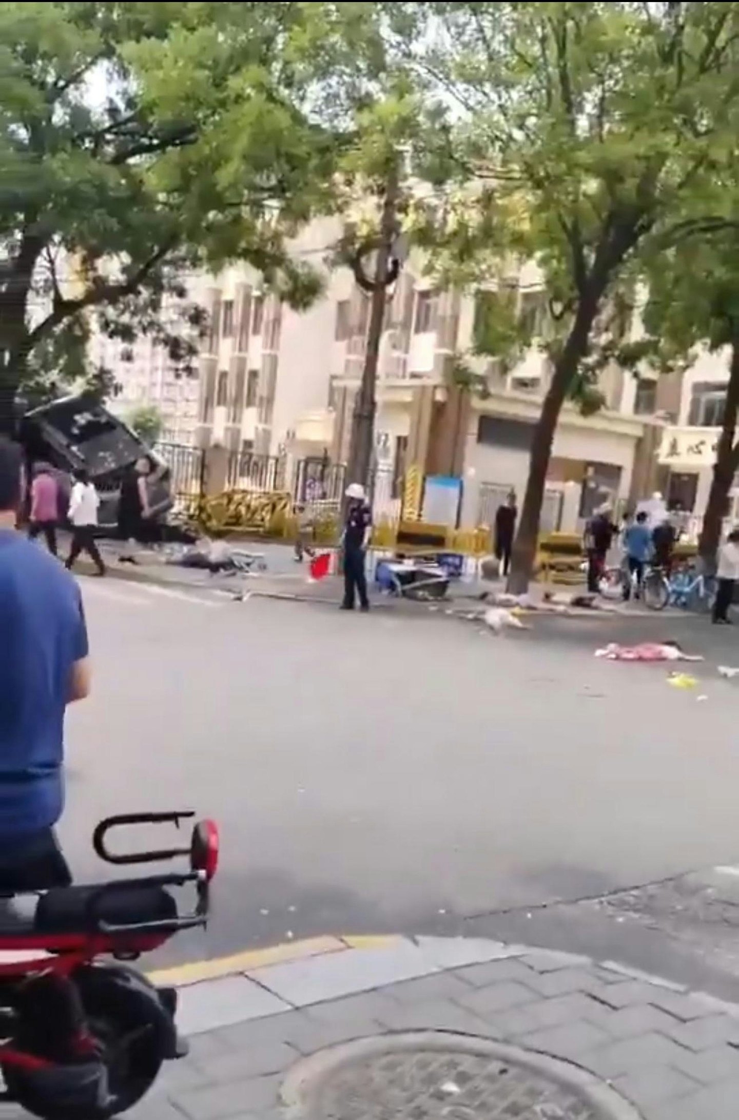 北京35岁男驾车撞人多名学童倒地恐怖画面曝！官方：驾驶操作不当伤者已送医（视频/组图） - 3