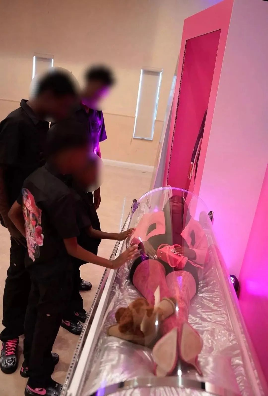 真人芭比去世,葬礼依旧做芭比?死后仍一身粉,躺进“娃娃盒”…(组图) - 7
