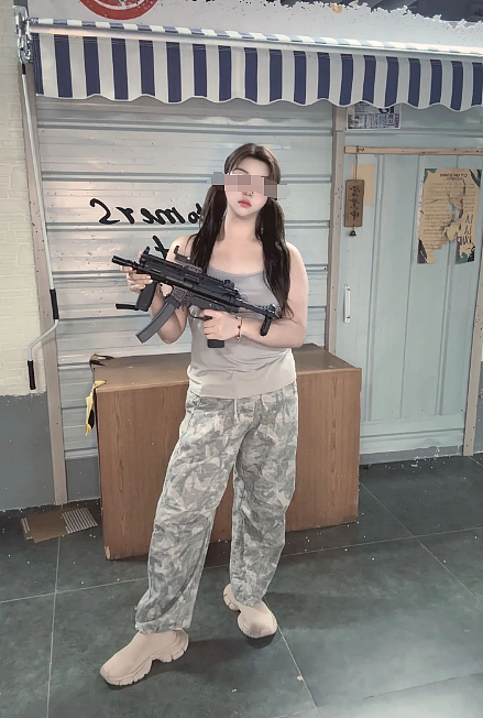 微胖女生玩真人CS失控开枪扫射路人,嘴脸爆火后被翻旧账又说自己抑郁…(组图) - 2
