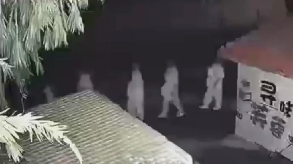 广州50白衣人凌晨诡异行走，知情人：他们在“辟谷”（组图） - 1