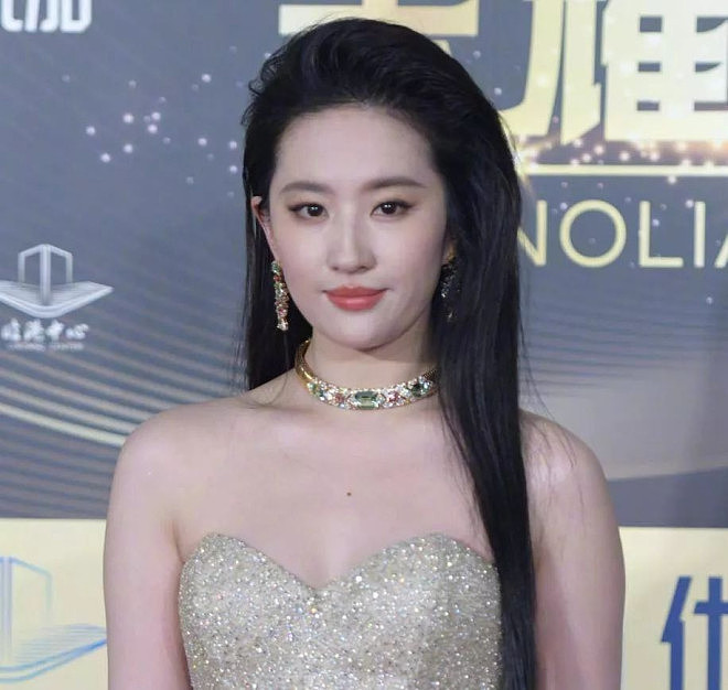 刘亦菲怼脸拍瘦了！白玉兰奖提名晚宴上神态自信（组图） - 3