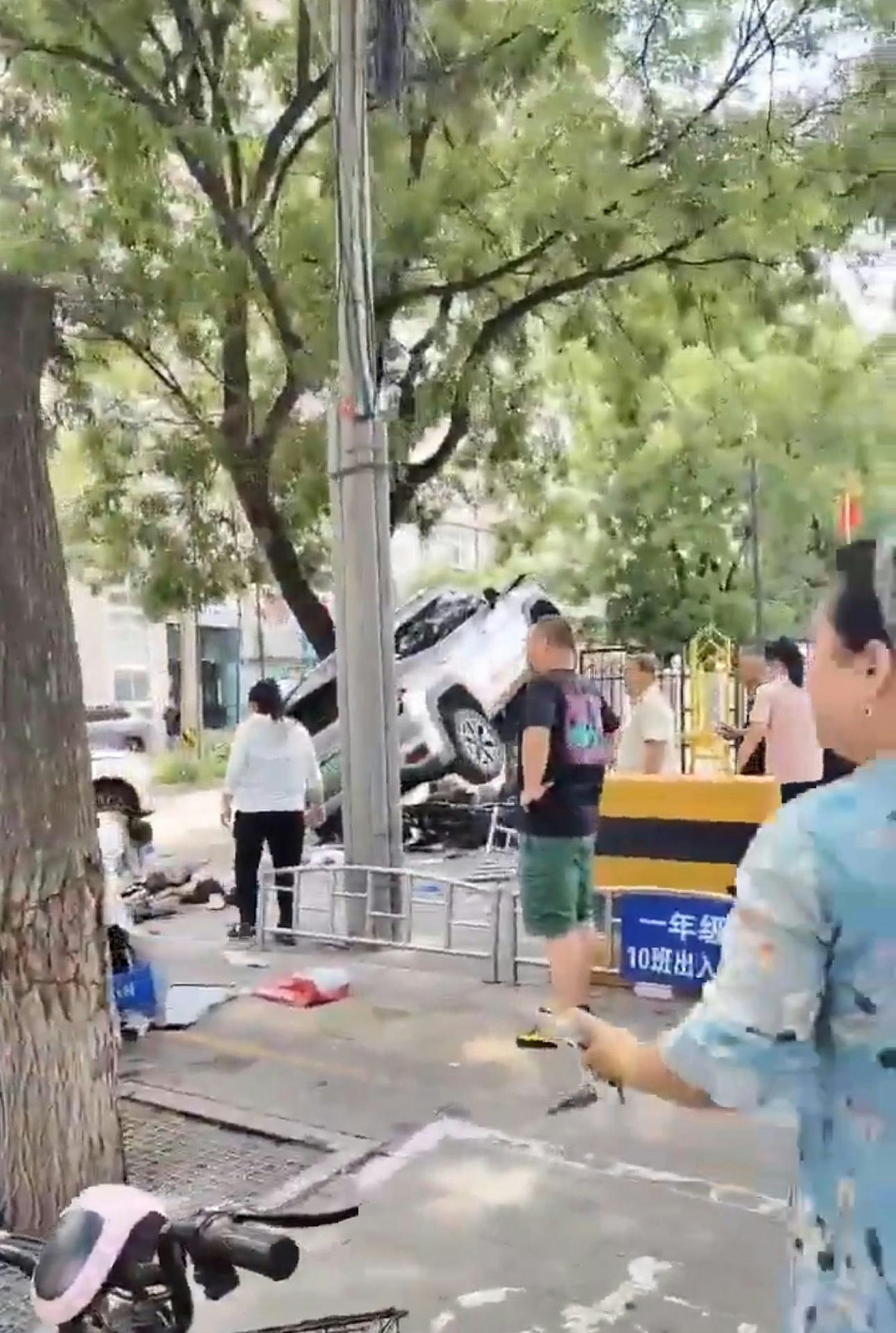 北京35岁男驾车撞人多名学童倒地恐怖画面曝！官方：驾驶操作不当伤者已送医（视频/组图） - 6
