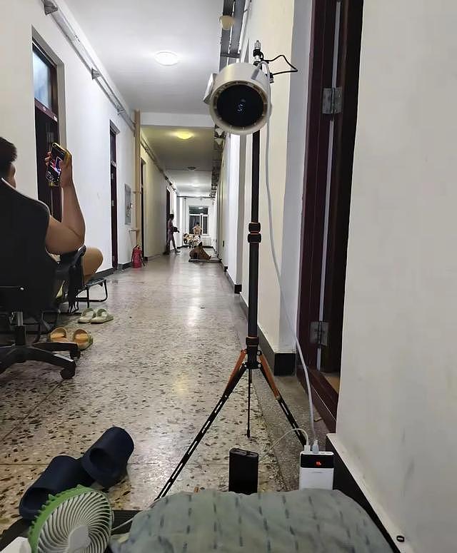 吉大学生因宿舍太热支帐篷过夜，校方回应：电路问题暂无法装空调（组图） - 4