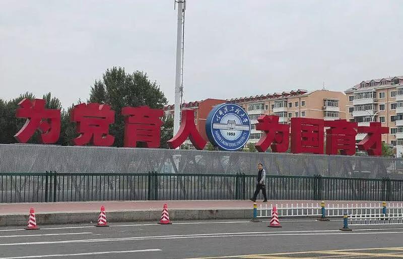 哈尔滨高温学生要求装冷气,教师竟称境外势力抹黑(图) - 1