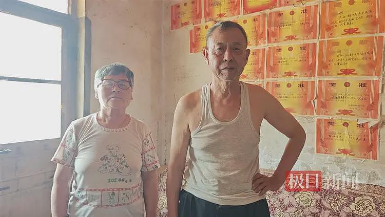 考场外跪谢爷爷的双胞胎兄弟高考成绩出炉,均超山东一段线,爷爷:孩子正选择院校,后续将申请助学贷款(组图) - 2