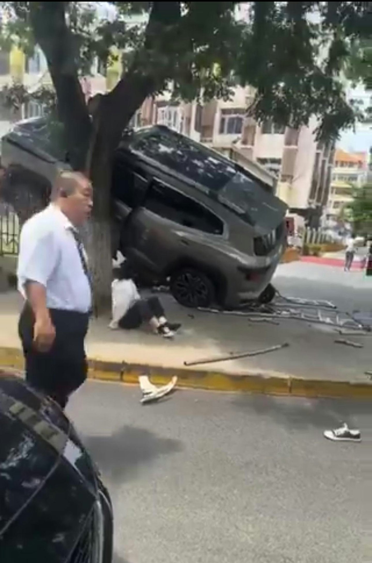 北京35岁男驾车撞人多名学童倒地恐怖画面曝！官方：驾驶操作不当伤者已送医（视频/组图） - 10